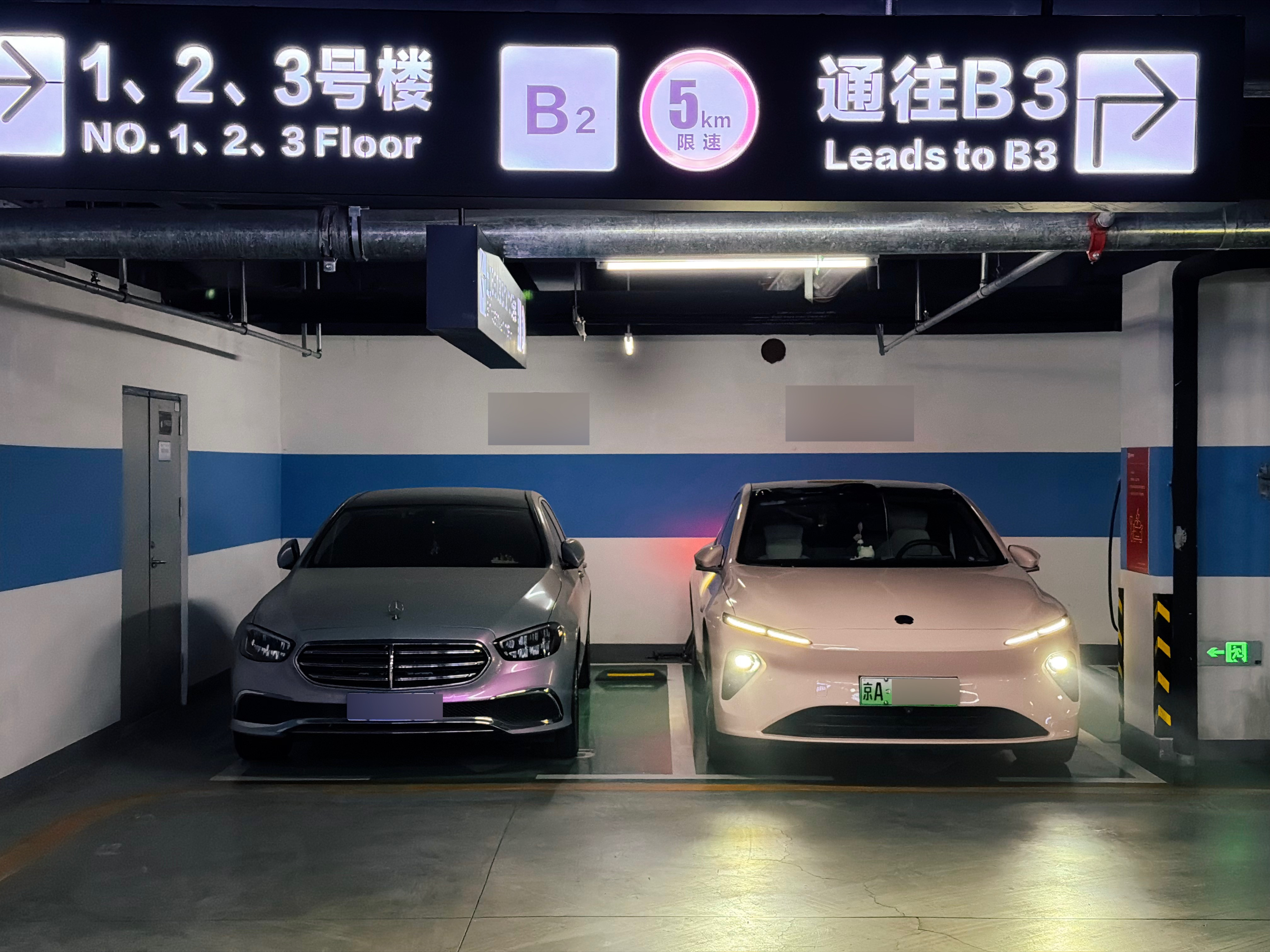 即使跟蔚来ET7来比，奔驰E的观感也要小非常多。主要是现在的电动车都太宽