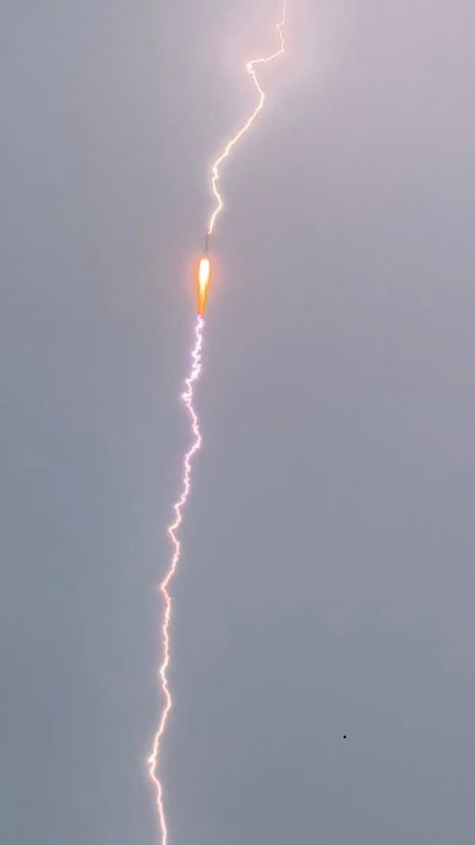罕见画面，今天（7月23日）长征三号乙在发射升空时被闪电击中，不过没有影响发射任