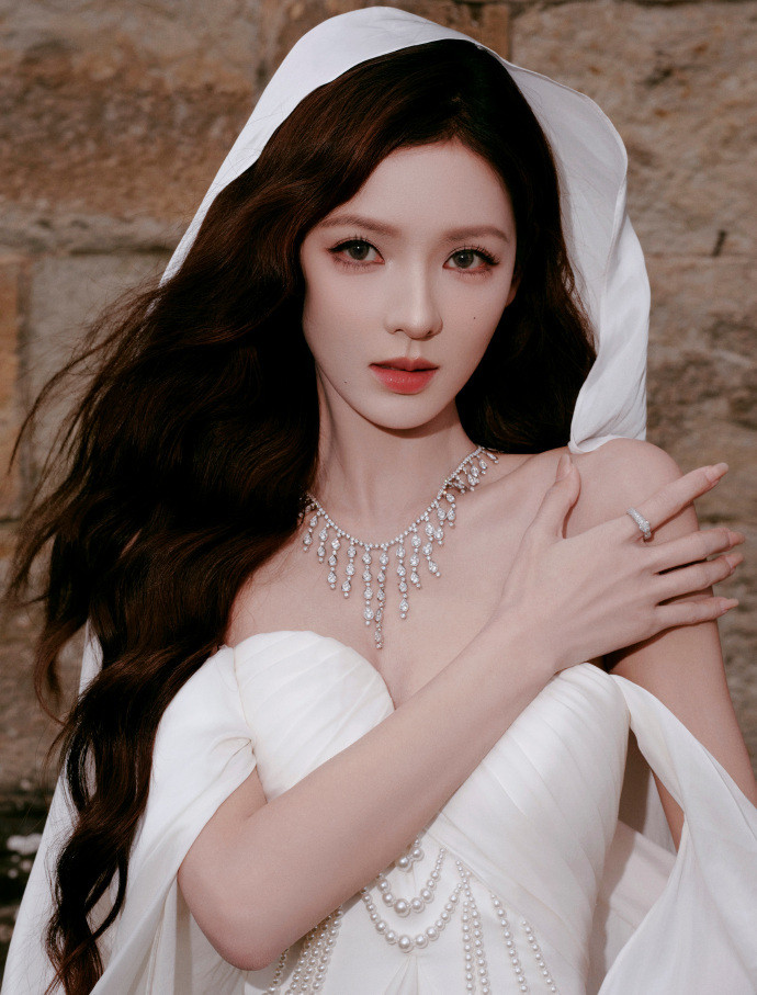 张予曦这是真公主从城堡里跑出来了吧！太美了🤩​​​