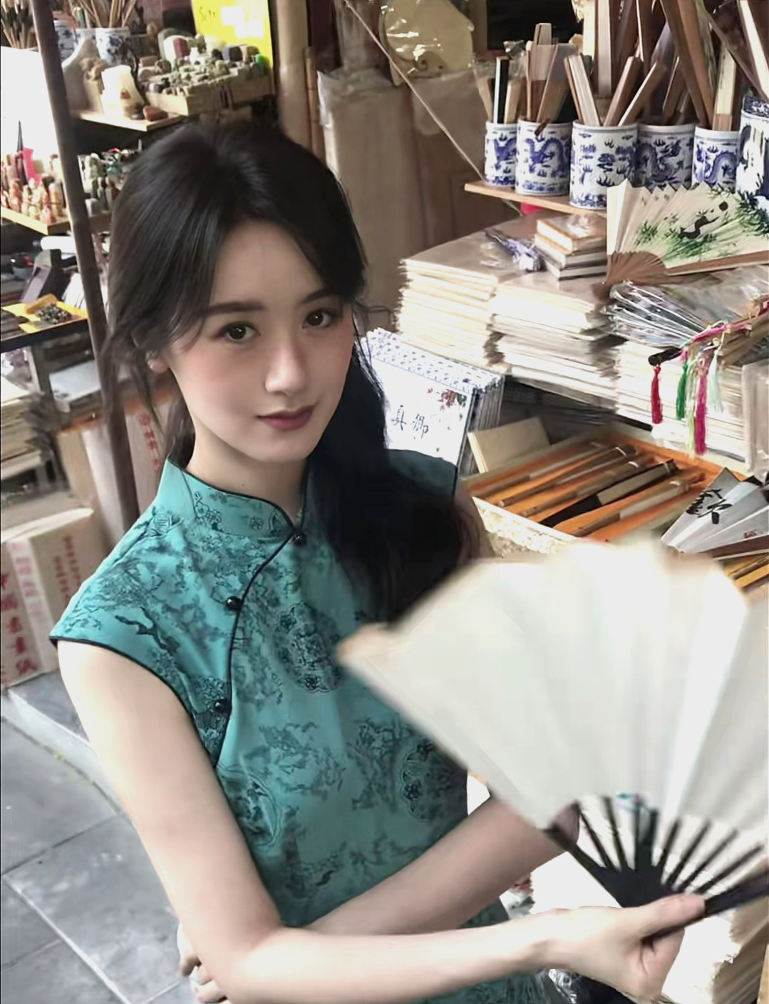 袁冰妍的蓝色旗袍长卷发照片,有一种江南女子的温婉娴熟的气质