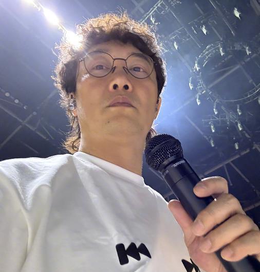 #故宫偶遇陈奕迅#陈奕迅到故宫游玩被网友遇到，还给大叔拍了照。羡慕遇到大叔的网