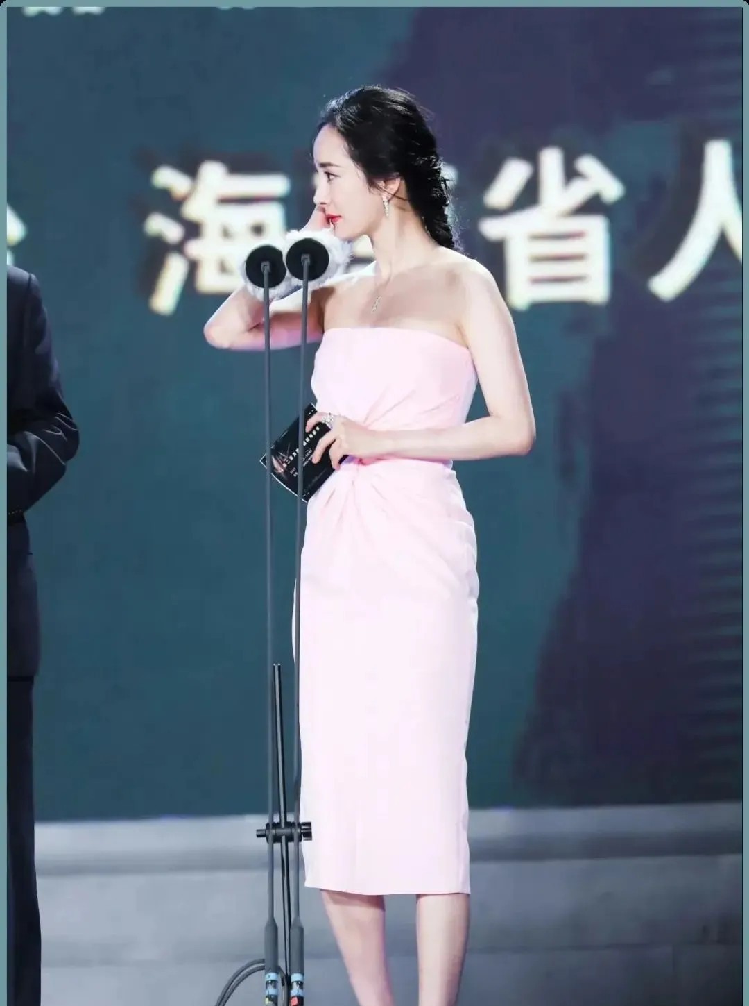 杨幂，这衣服怎么像浴巾啊