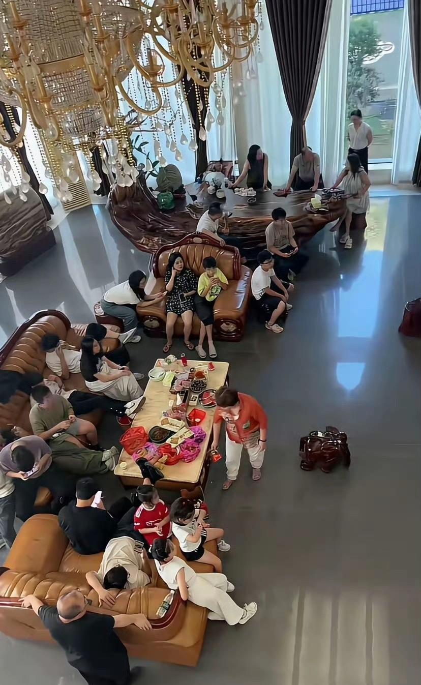 你羡慕这样的大户人家吗？看居住环境以及窗外景观，感觉不是东北人家。