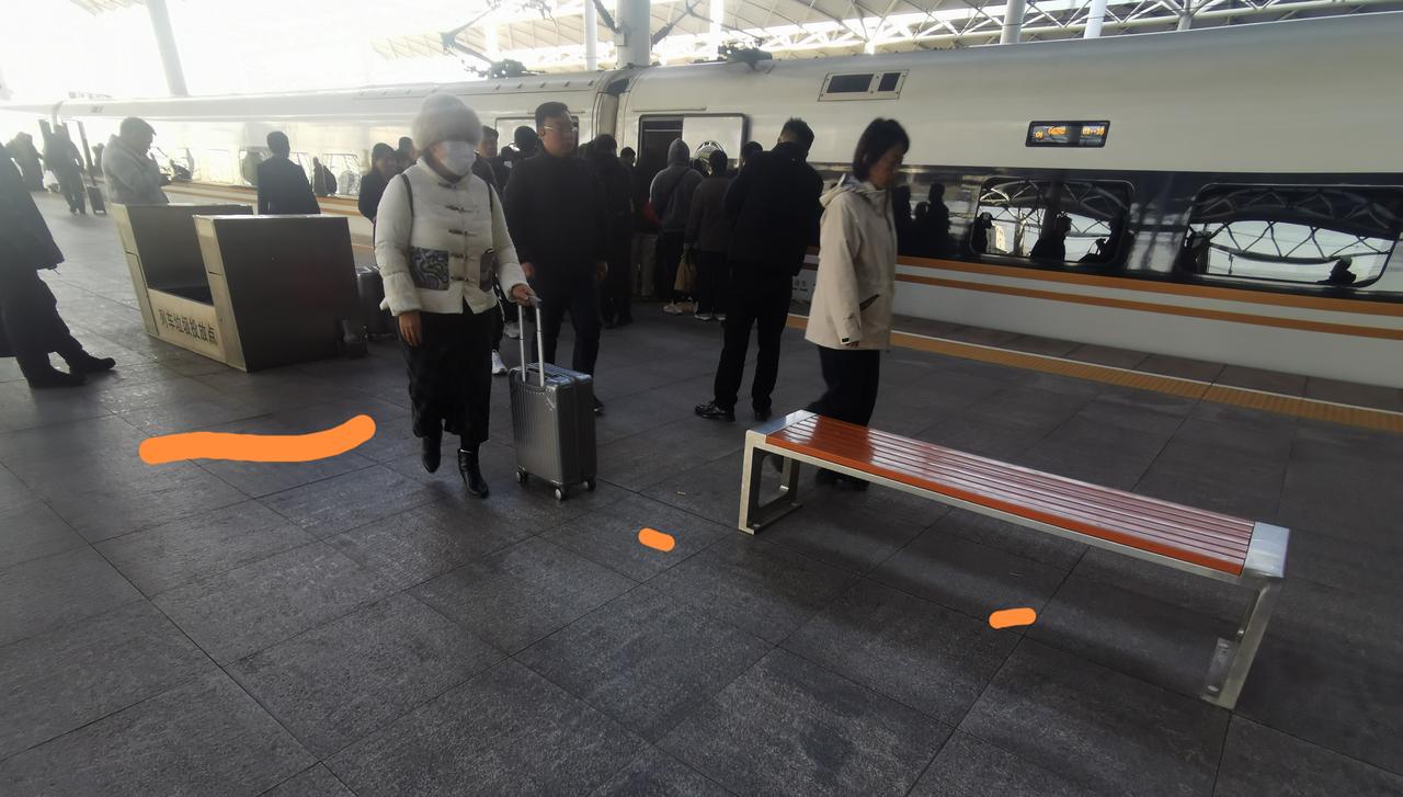 乘高铁出差，总是有一些人在候车的几分钟时间里吸烟，不仅弄的周围的旅客反感那时不时