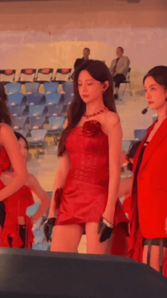 沈梦辰穿超短裙开大了沈梦辰今晚穿深红色超短裙亮相，这身材比例太优越，性感张力直