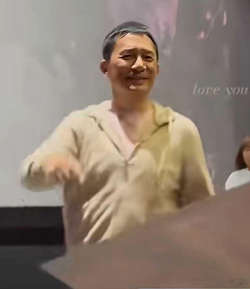 梁朝伟好像除了在大陆比较社恐到哪都放的开。是怕说错话吗？