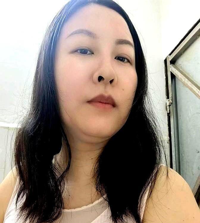 我妈有个同学叫秀萍，年轻时候在果园干活，结果被一个老汉拖到玉米地里亲了。这事搁