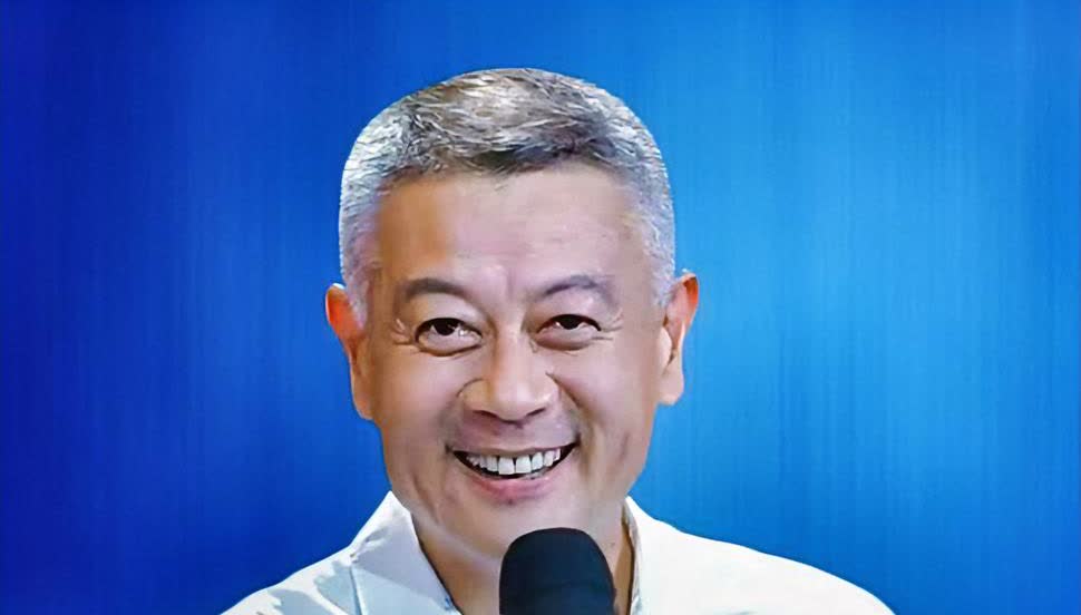 演员巫刚的家庭关系：一、父亲：是海政文工团的作曲家，四川人。二、母亲：是
