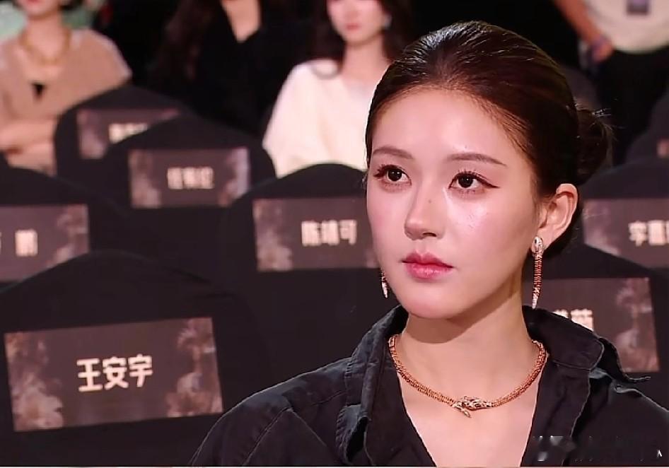 赵露思复出后状态真的不一样了，感觉她好像不是很开心，在星光大赏上几乎没怎么和人互