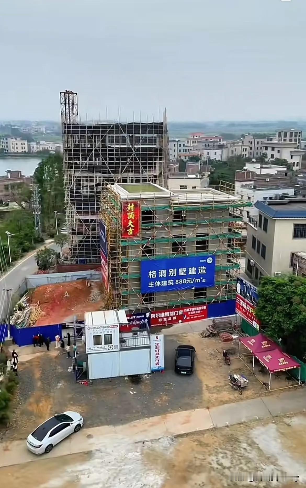 好家伙！拆掉挡板我才看清，全红婵家那新房，跟咱们想的完全不一样！之前听说要建