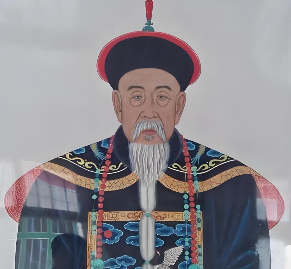 对于落魄的朋友或亲戚，在力所能及的范围内，能拉一把是一把，万一人家咸鱼翻身了呢？