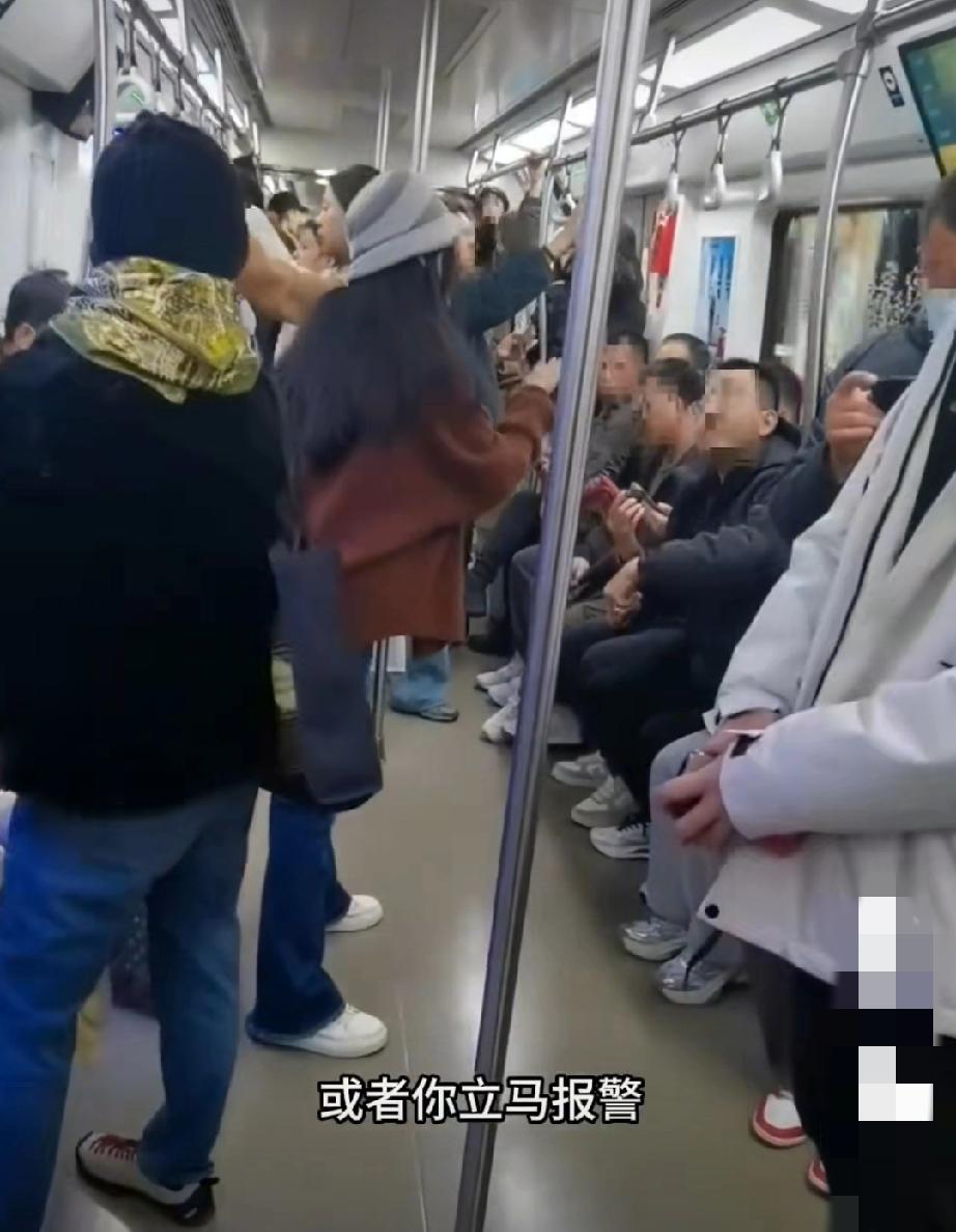 11月20日，北京地铁6号线上。男子手机来电闪光灯亮了，女子怀疑被偷拍。男子表示