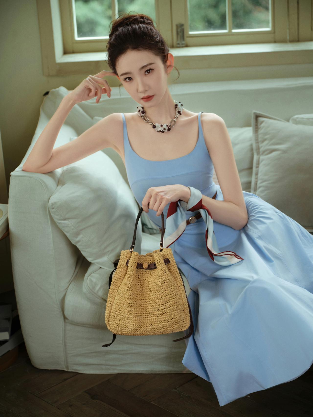 张艺凡手长腿长皮肤白，太吸睛啦[爱心][爱心]