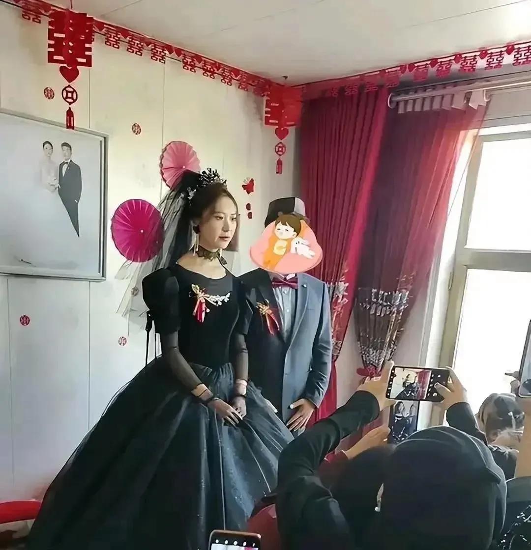 看着怪吓人，黑色的婚纱你能接受吗？结婚对于很多人来说是人生中的头等大事，特色
