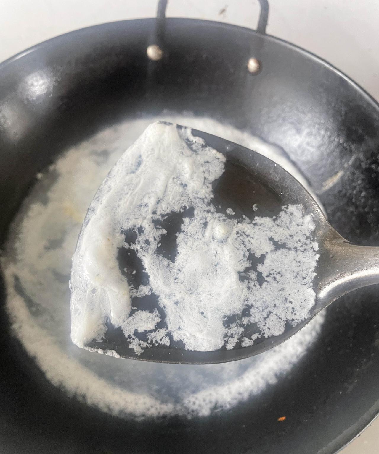 你们知道在煮荷包蛋的时候，为什么锅里有很多白色的浮沫吗？相信大家在煮荷包蛋的时