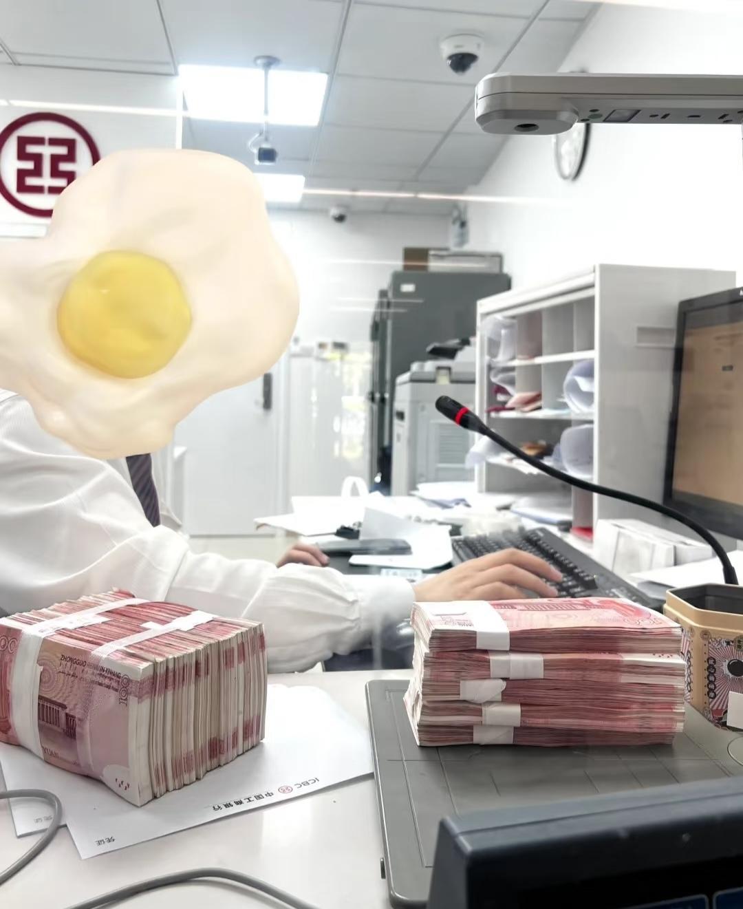 在银行工作5年的弟弟前两天聊起存钱的事，他告诉我个内幕：如果你有十万现在