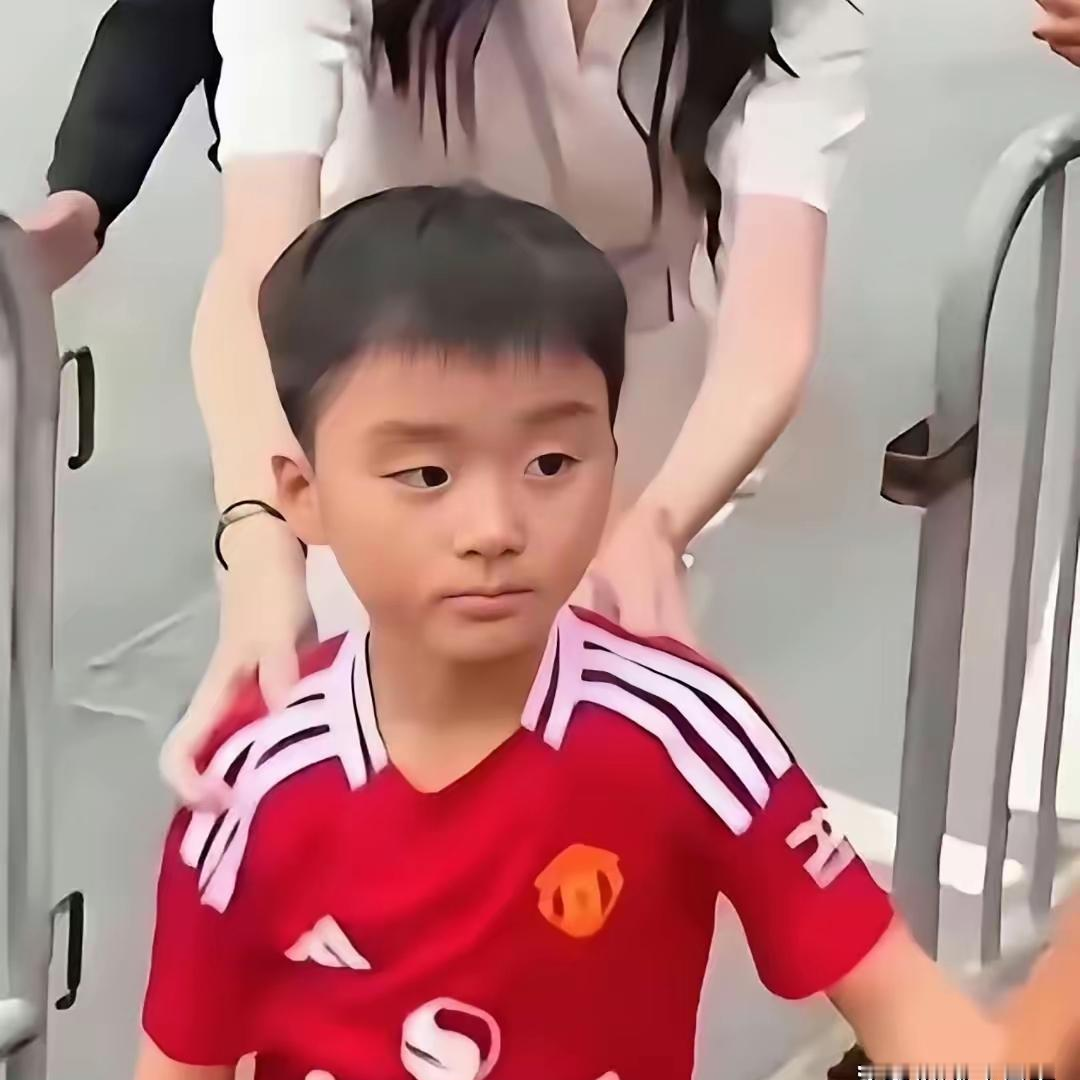 基因这玩意儿，才是豪门最诚实的照妖镜！何猷君奚梦瑶7岁儿子何广燊正脸照刚曝光，网友直接炸了。孩子脸型
