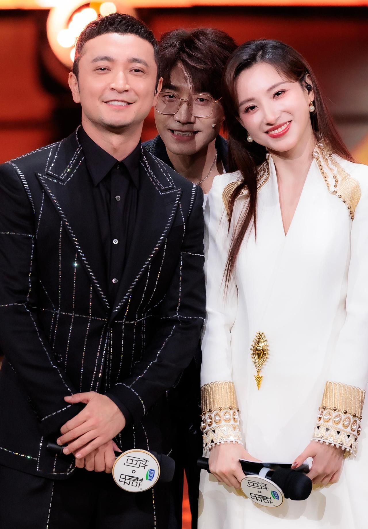 央视自家主持人，一集都没看，这块《中国唱将》的遮羞布，终于被尼格买提扯下来了。