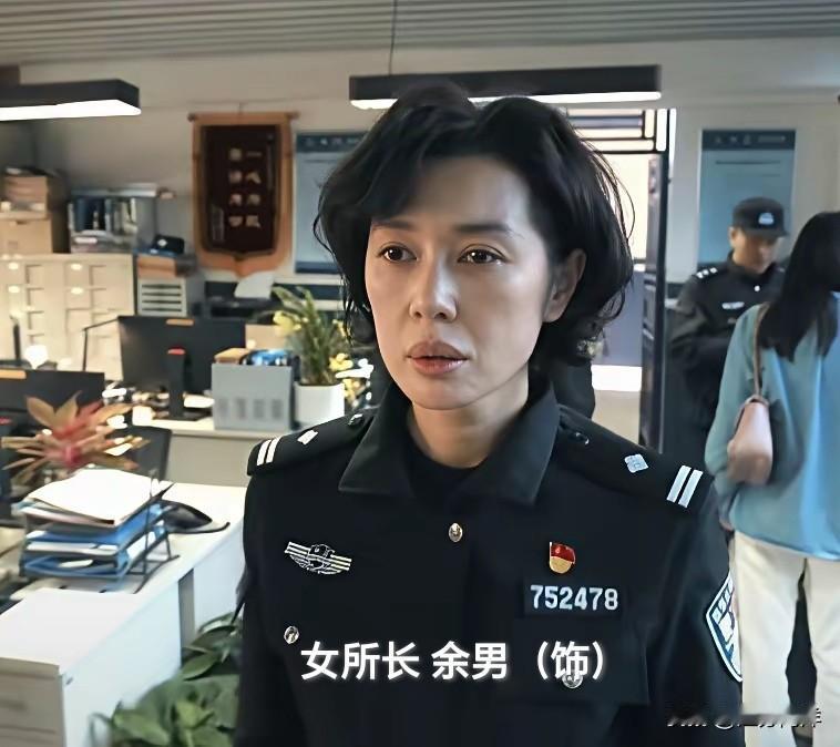 《藏锋》中的大厚唇所长，原来是余男。余男是天生的嘴唇偏厚，唇形饱满立体