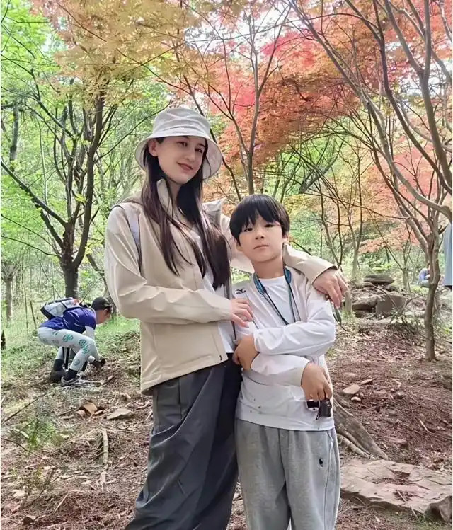 “黄圣依9岁儿子钢琴演讲双第一，离婚后她用陪伴把娃养成天才”