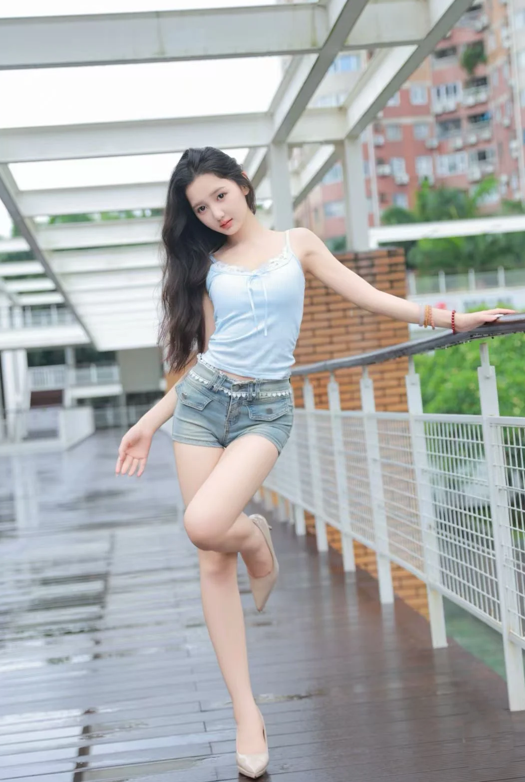 浅蓝吊带+牛仔短裤，夏日清爽松弛感拿捏夏日街头，如何穿出清爽又时髦的松弛感？这套浅蓝吊带配牛仔短裤的