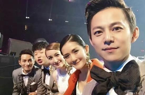 维嘉真聪明，躲得远远的，成功避开AI换脸。不过话说回来，是谁说快乐家族共用一张脸