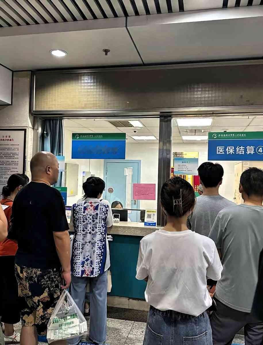 一觉醒来，医保目录又要加一百多种药。很多人第一反应，是保费是不是又要涨了？