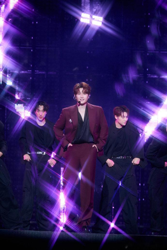 张远唱歌暂停我先吵个架张远名场面更新！大合唱时被台下男粉贴脸喊话“张远我又哭