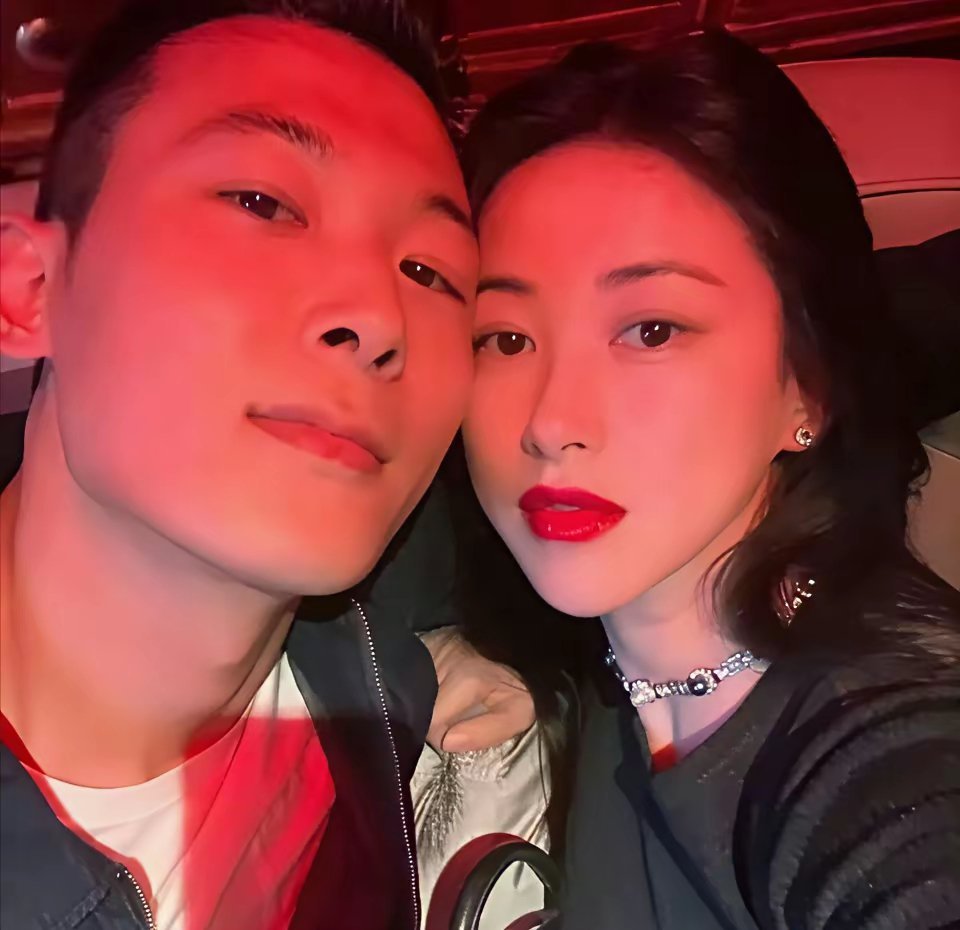 朱珠老公晒一桌子化妆品，但和其他女明星比起来这算少的吧！