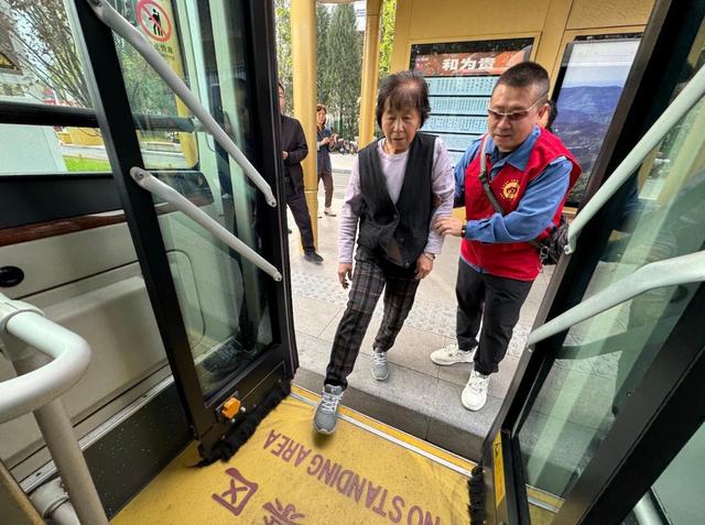 服务送站台温情暖出行