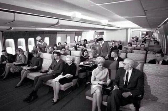 上世纪五六十年代，中国社会经历剧烈变革。旧风俗被扫荡，新秩序逐步建立，影像成为时