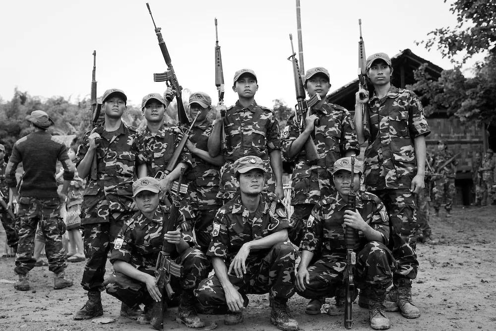 缅甸KNU配备FNCAL5.56毫米突击步枪。