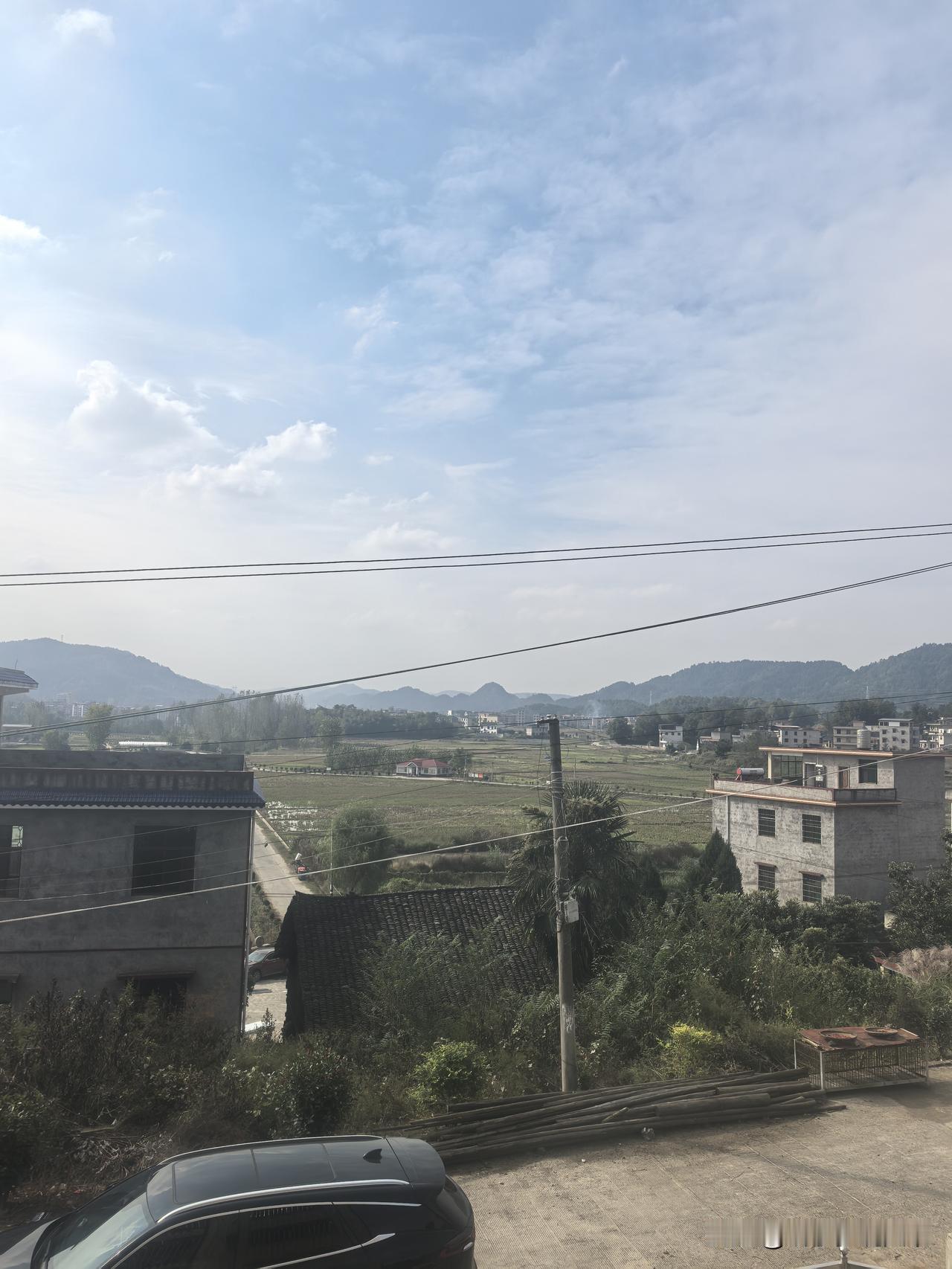 我身边还真没有不生孩子的但是有一次带着娃去商场玩看到了一个老人用婴儿车推着