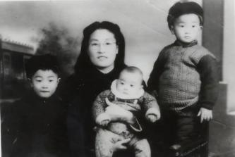 1965年，刘青山被处死13年后，他的大儿子报考清华大学，因家庭背景遭拒。于是，