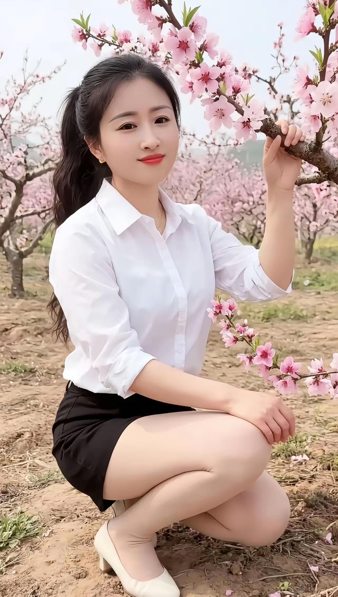 捣练子·春景桃艳绽，燕莺啼，浅缕幽香拂黛眉。满目芳华风正好，一川春色醉佳