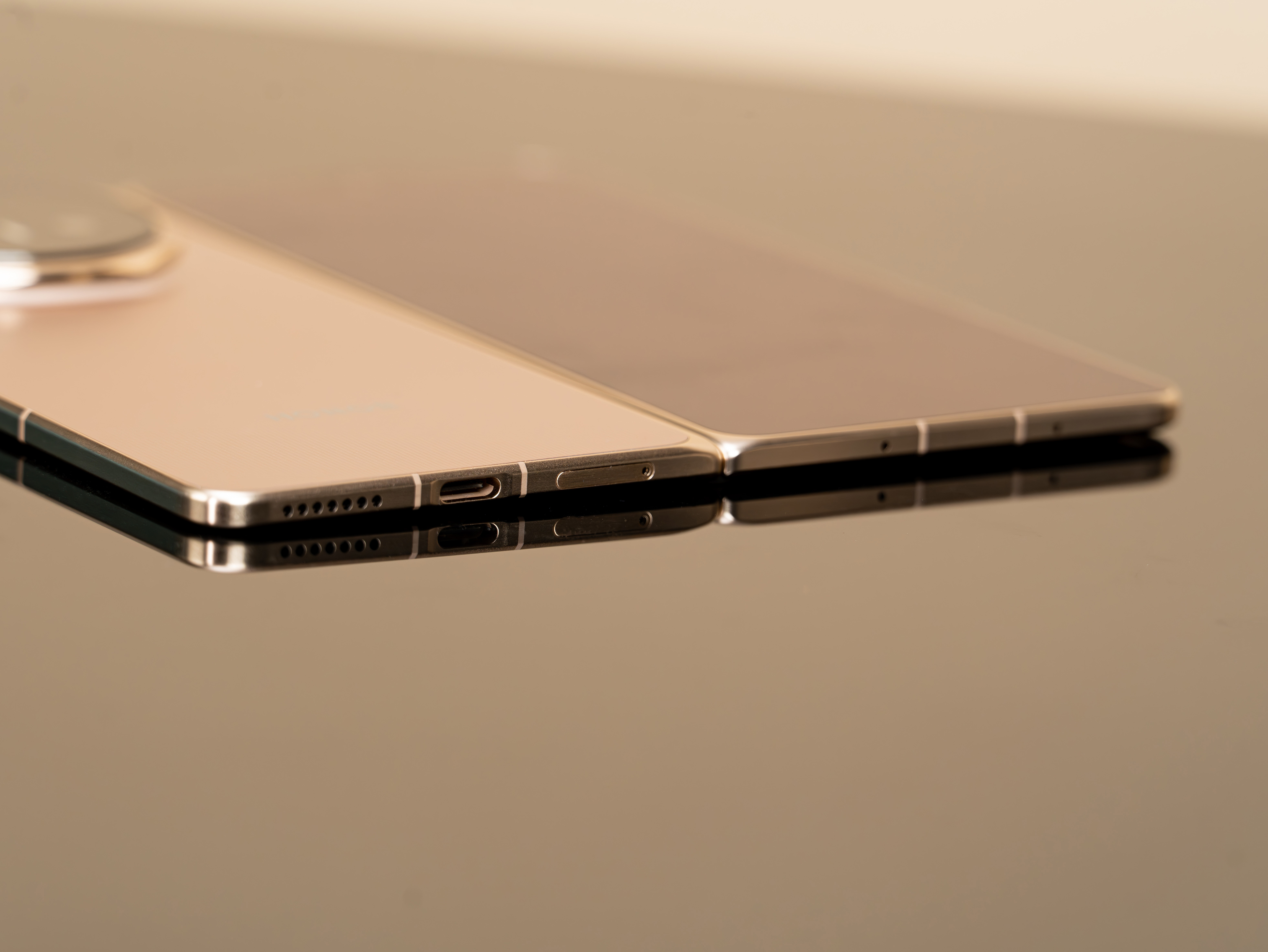 【鸭哥试玩】第562件：潜望长焦+无线充+满级防水，荣耀MagicV6这次不留