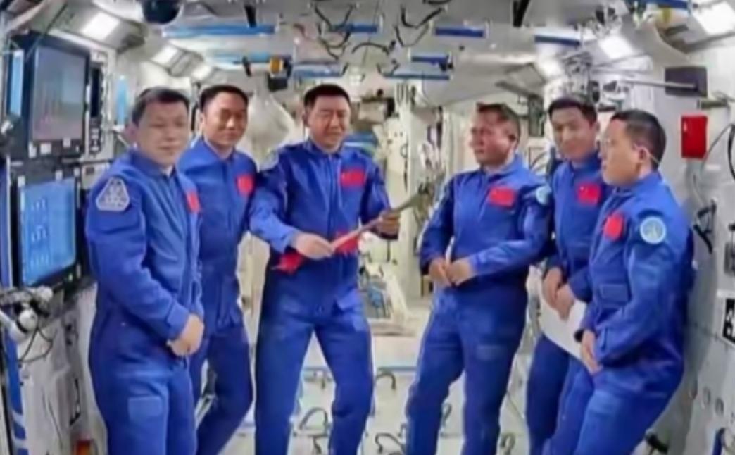 估计现在最让人担心的，就是神舟二十号的航天员，不是因为他们没有成功交接，也不是因