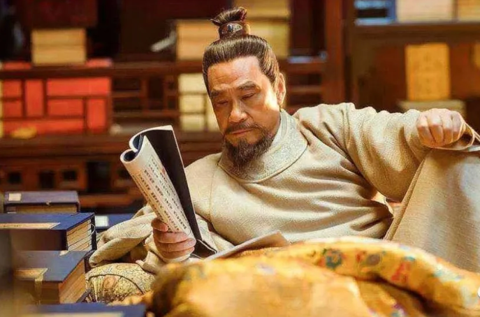 1403年，朱棣正在听大臣汇报工作，忽然看到一个人竟然穿了件红色朝服，朱棣顿时警