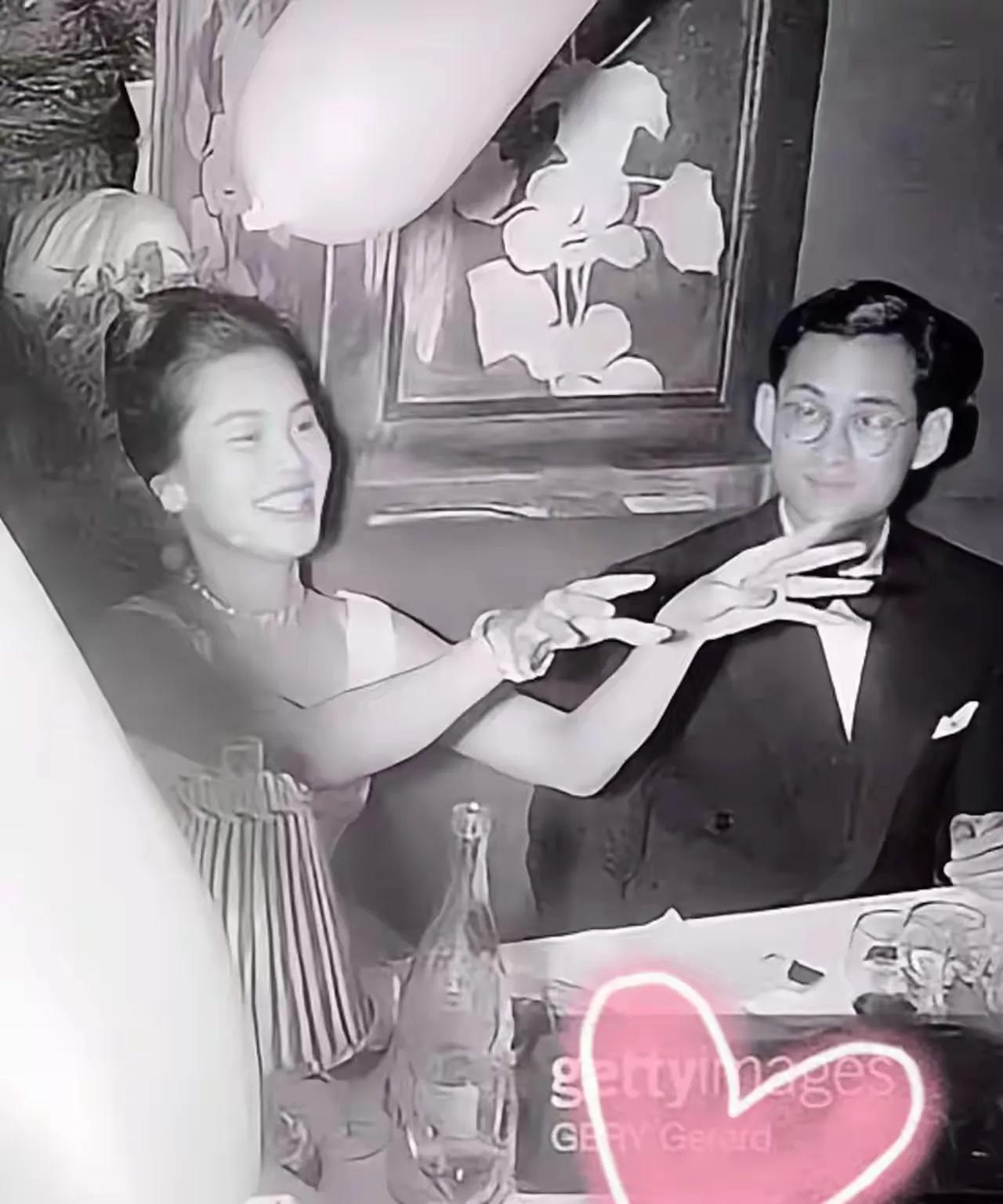 诗丽吉王后在老泰王身旁总是一副自信幸福的样子，如果没有她出轨的这回事，他们的爱情