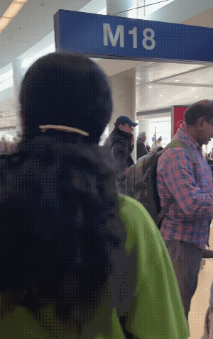 印度“奇迹航班”再上热搜！轮椅不够用，落地全痊愈？在美国飞往印度的航班候机厅，