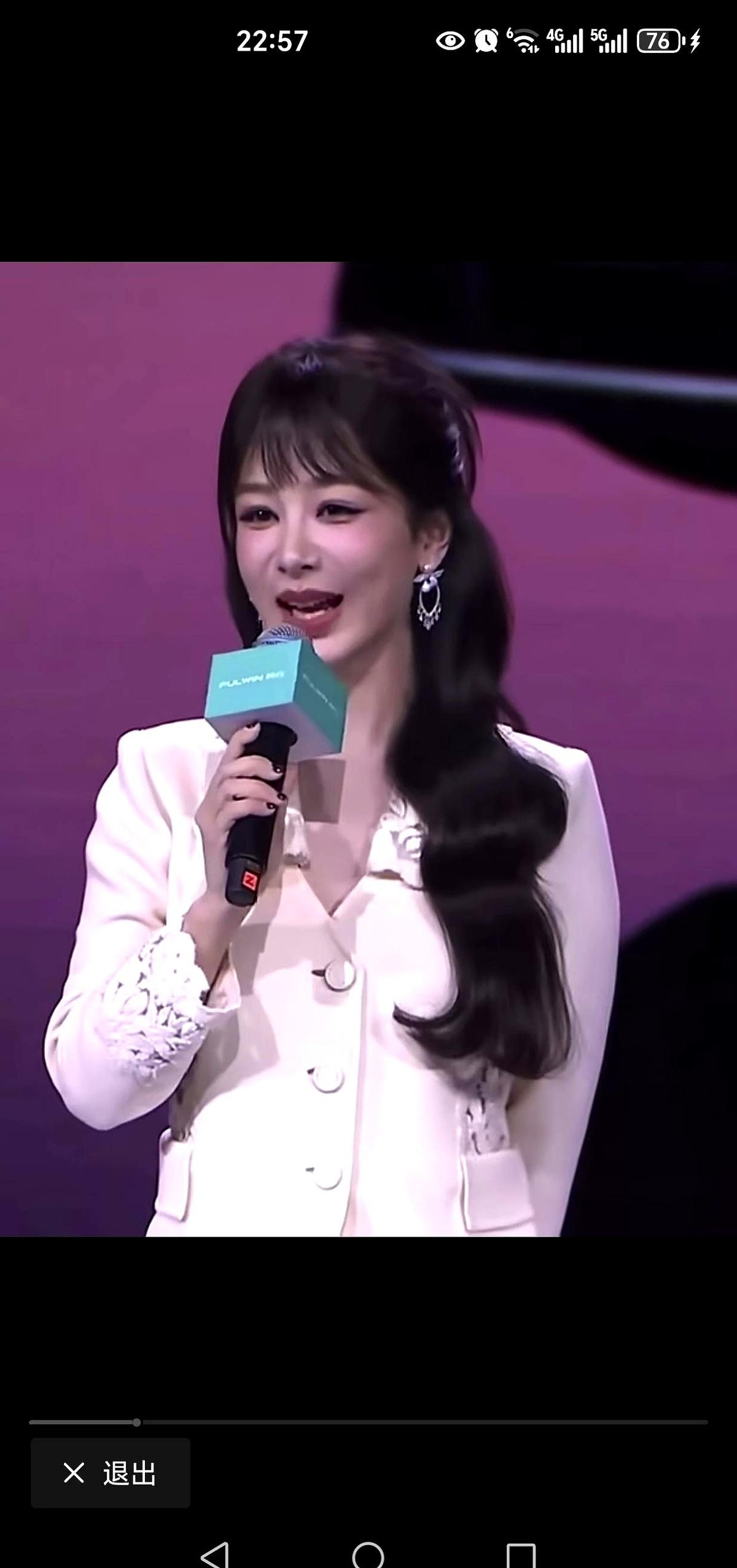 杨紫的最新形象，很焕然一新，连她经典的标志“法令纹”都几乎全部消失了。脸上的肉