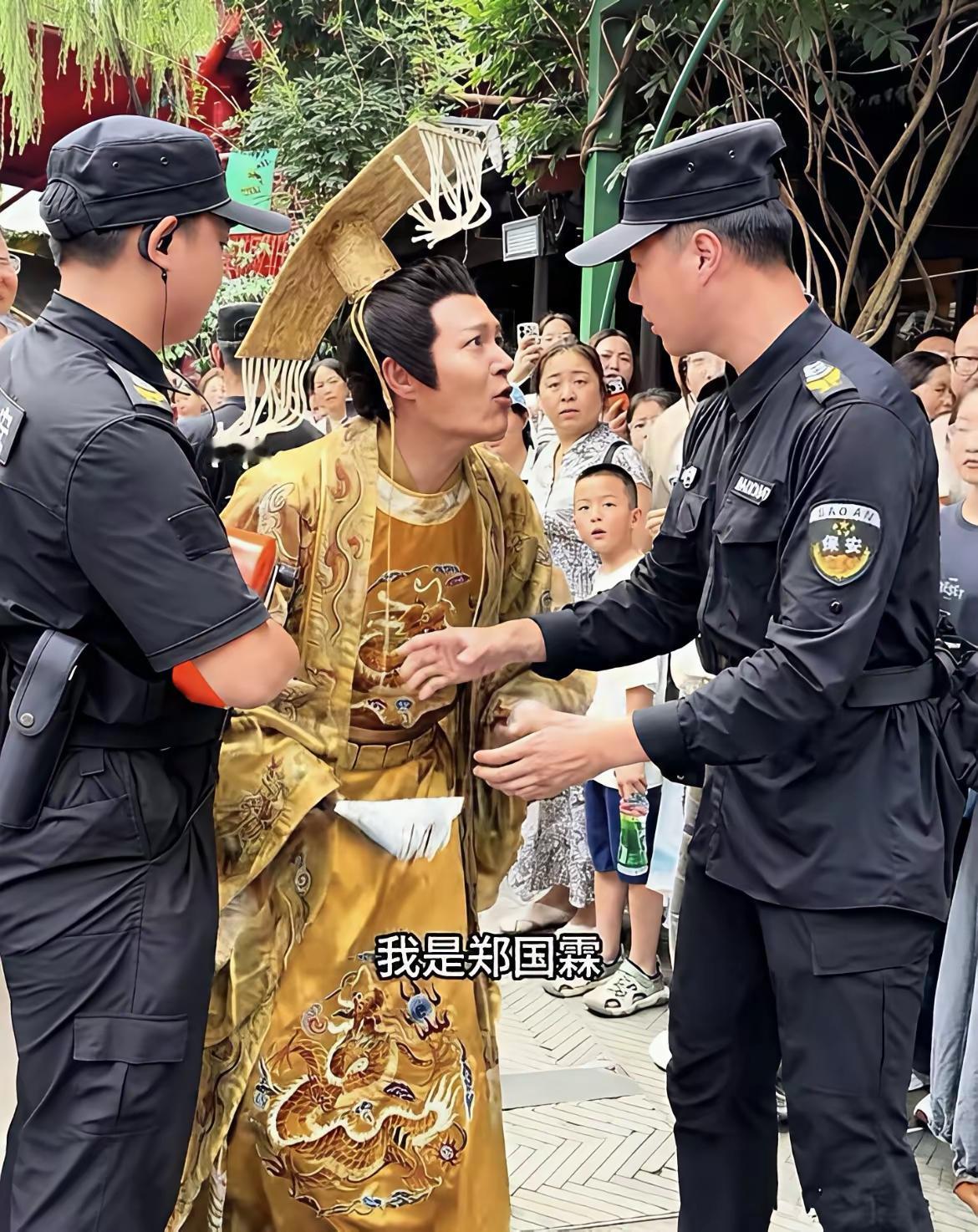 不少网友误以为郑国霖报名字进门是耍大牌，了解实情之后才发觉压根不是这么回事。