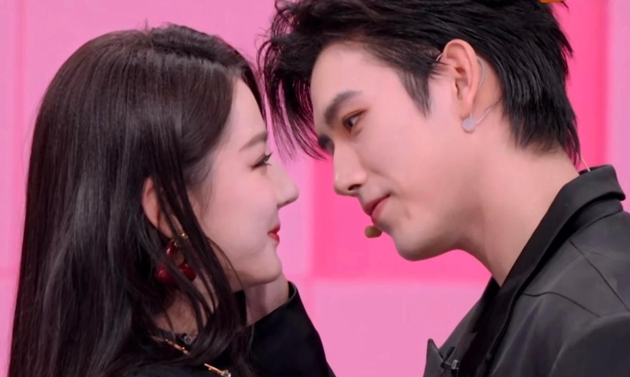 陈飞宇啊，同样的亲昵动作，两位女星反应差这么多？迪丽热巴没躲开，直接让陈飞宇做