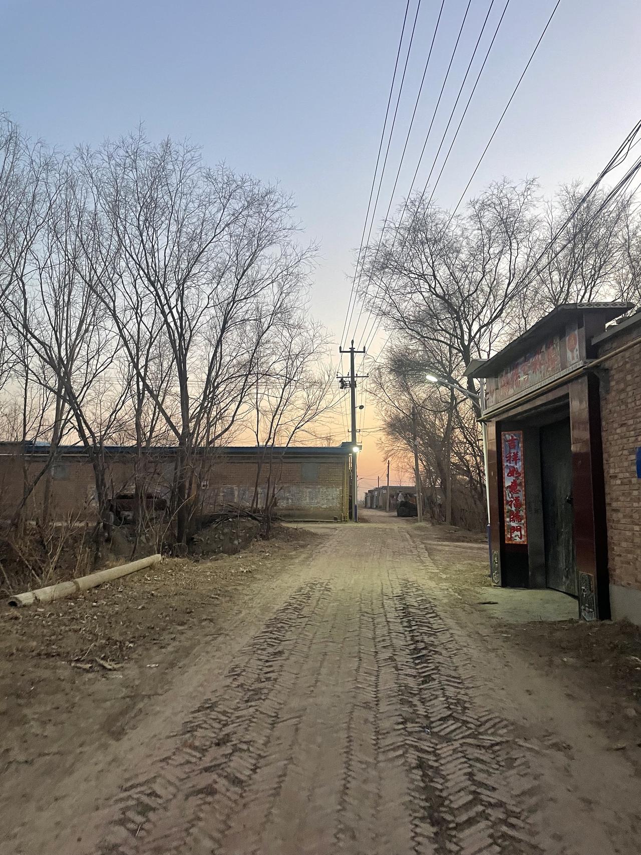 现在的农村有多凄凉？在村里，吃完晚饭才五点多，天还不黑，想着出去转转，消化消