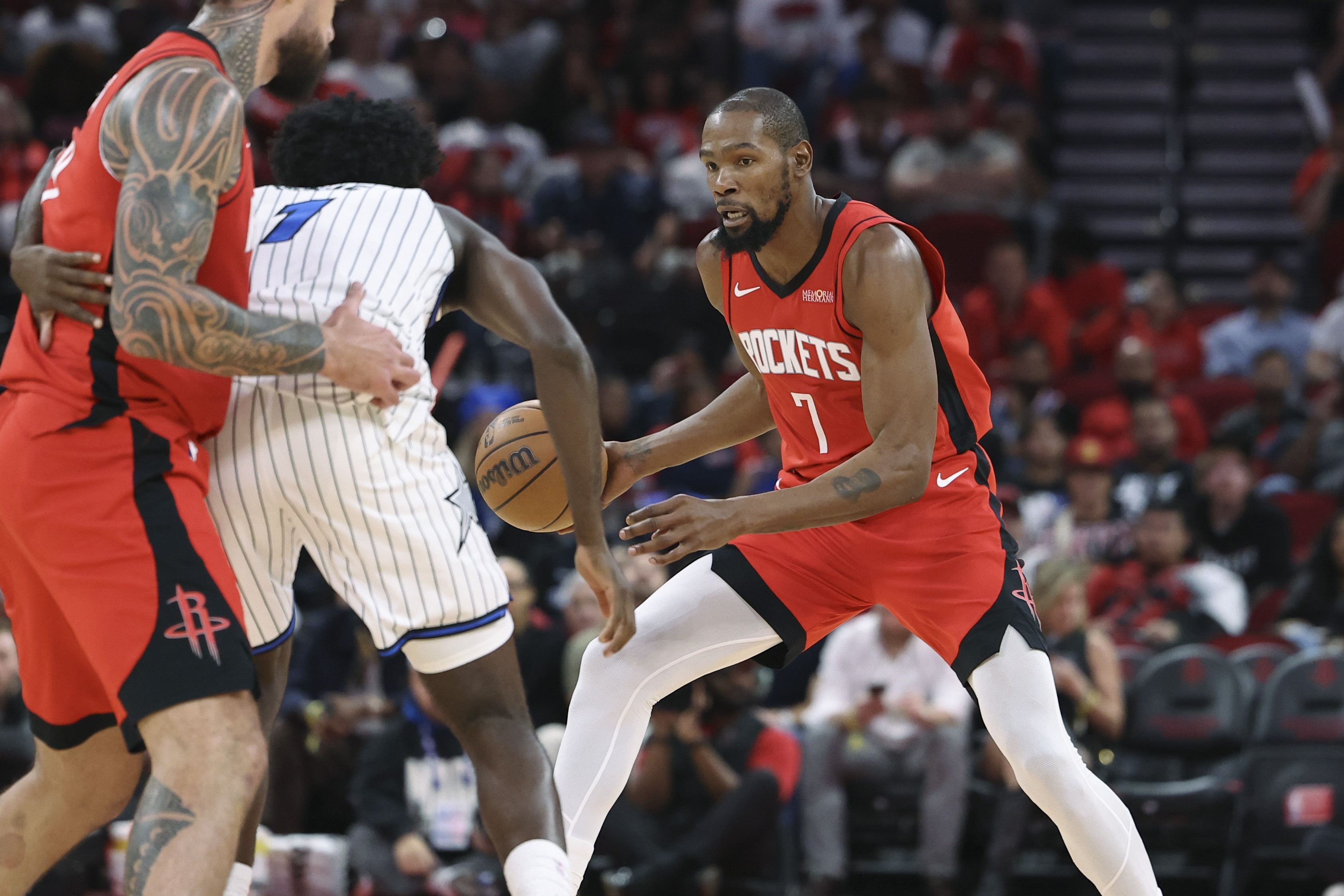 火箭队前一场对阵太阳队，排出了阿门、伊森、KD、小史密斯和亚当斯首发组合！要知道