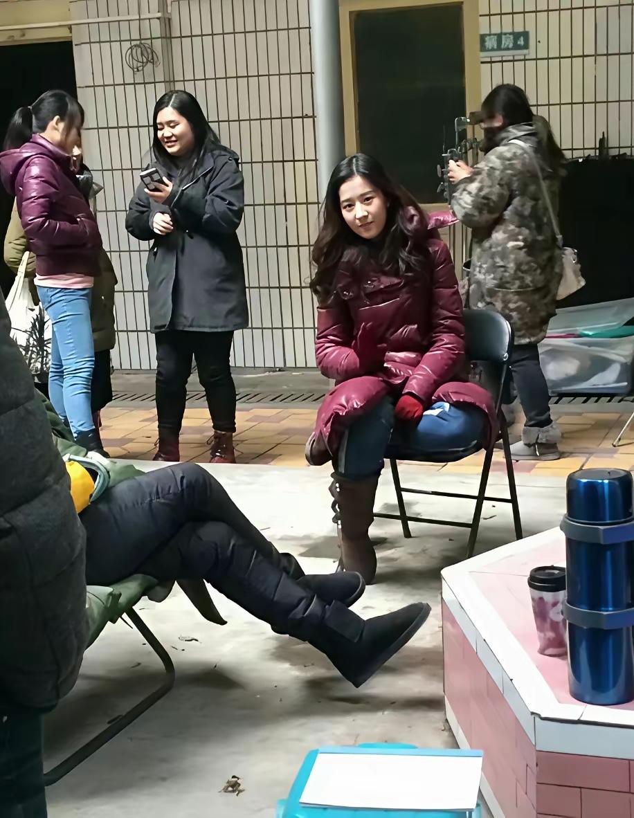 刘亦菲这身打扮像极了农村人，但气质非常好