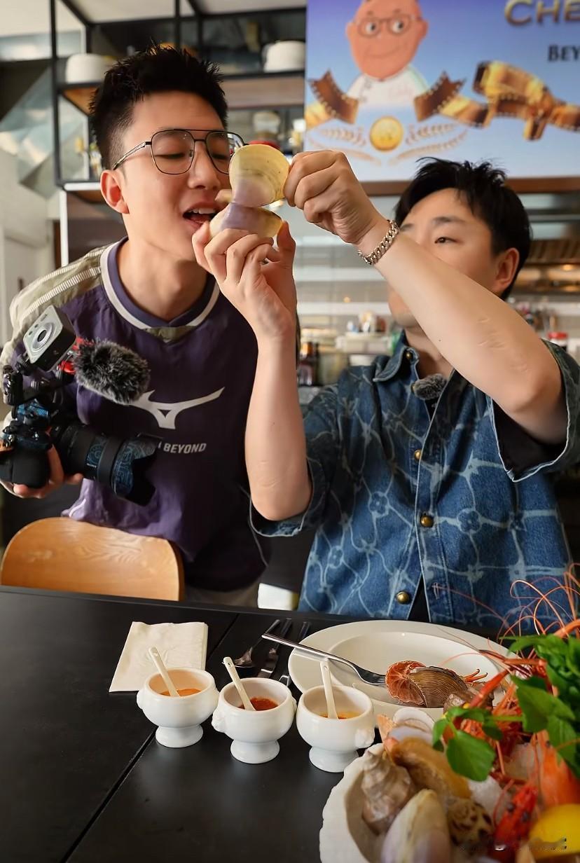 香港原餐饮集团行政总裁开的私房菜，据说很多明星名人来吃，美食达人刘雨鑫也登门试试