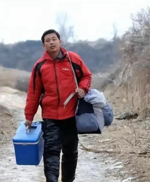 1996年山西，一小伙交不起3000元学费，想放弃上大学，村民们给他凑了3025