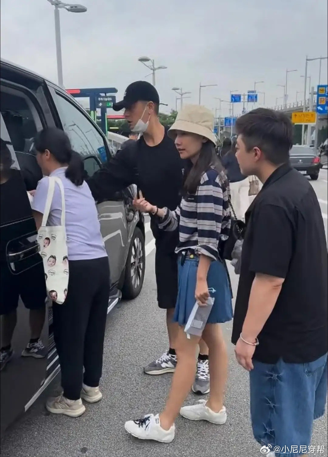 任重46岁生日，老婆孙骁骁给他订粉色蛋糕一人养家头发白得像60岁！