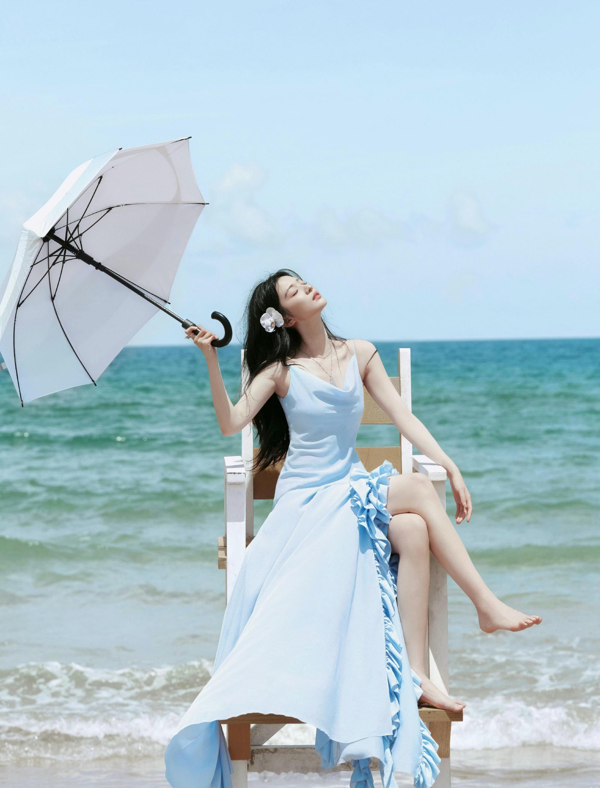 王楚然，蓝裙美腿，海边美拍好温柔。王楚然